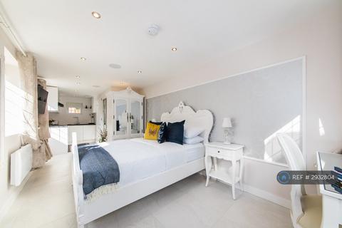 Studio to rent, Brackendene, Dartford, DA2