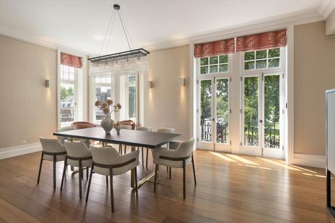 4 bedroom flat for sale, Burton Court, Chelsea, London SW3