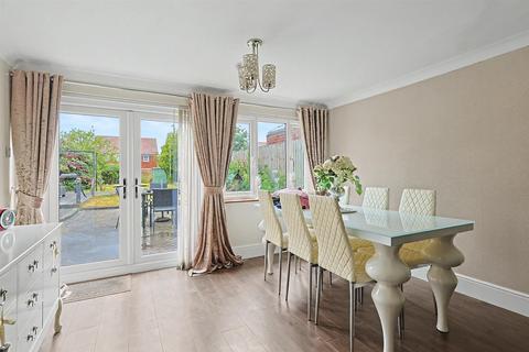 3 bedroom chalet for sale, Ambleside Gardens, Hockley SS5