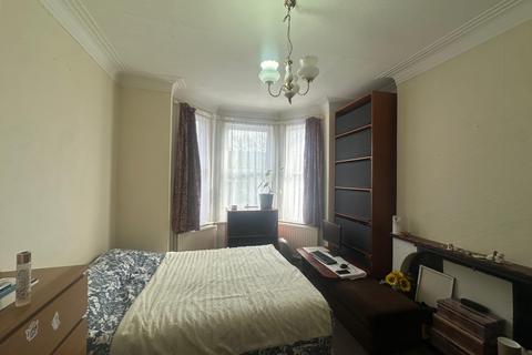 3 bedroom flat for sale, Furness Road, London NW10