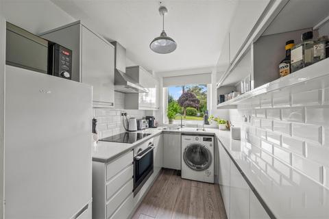 1 bedroom flat for sale, Rossiter Lodge, Rosetrees, Guildford