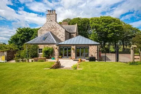 6 bedroom detached house for sale