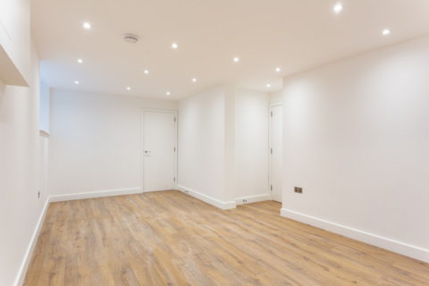3 bedroom flat to rent, Rowhill Road, London, E5