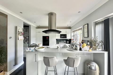 4 bedroom semi-detached house for sale, Stirling Road, Hayes