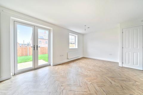 4 bedroom detached house to rent, Banbury Grove, Aylesbury HP22