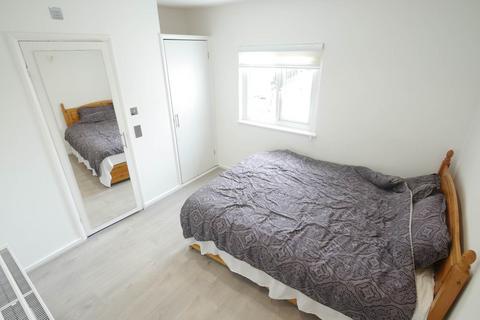 4 bedroom semi-detached house to rent, Rookery Cottages, Hatfield