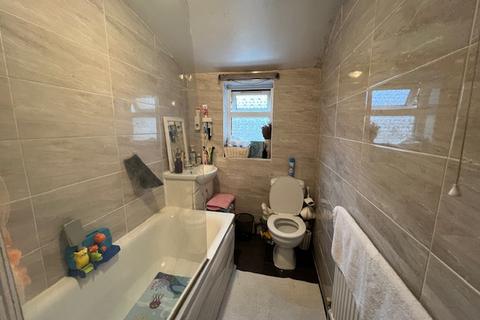 2 bedroom flat to rent, Blythswood Road, Ilford, Essex, IG3