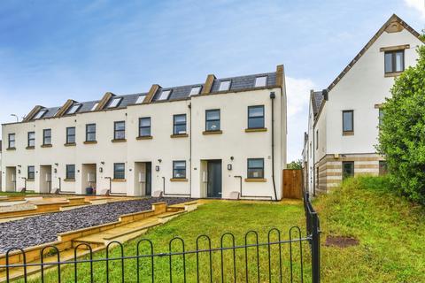 3 bedroom end of terrace house for sale, Avenue La Fleche, CHIPPENHAM