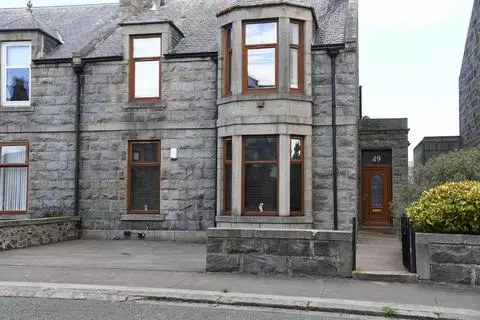 2 bedroom ground floor flat for sale