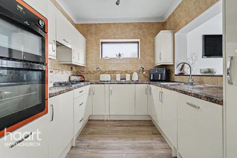 3 bedroom detached house for sale, Candover Road, Hornchurch