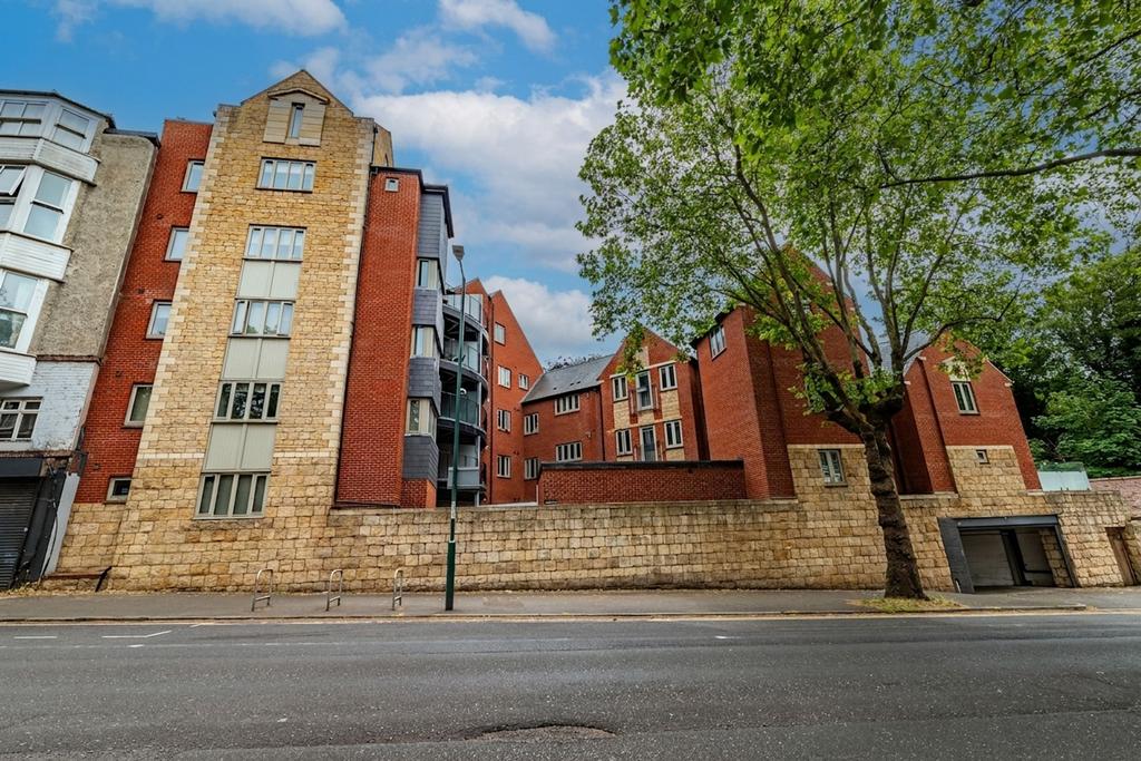 2 bedroom flat for sale