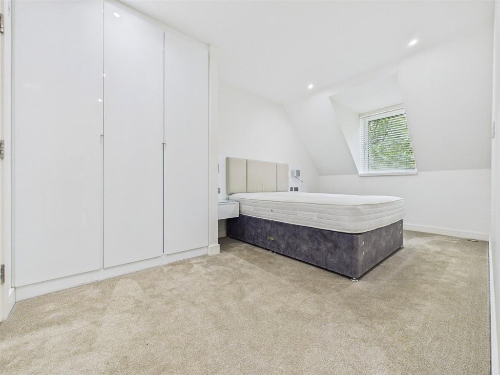Apartment in Ickenham - View 3