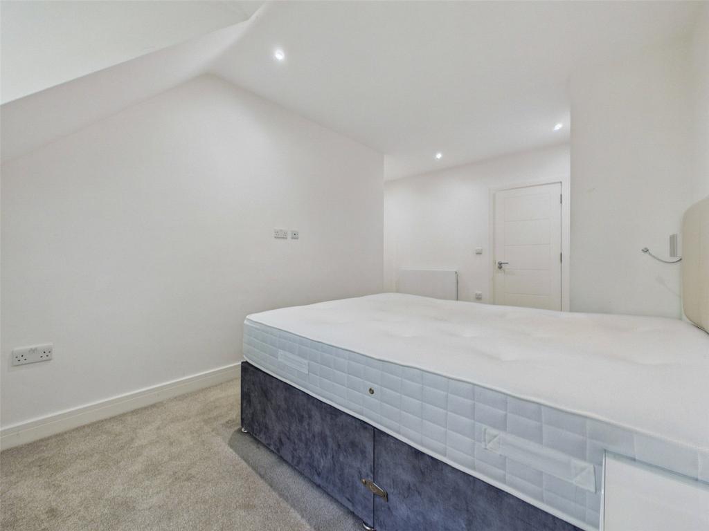 Apartment in Ickenham - View 4