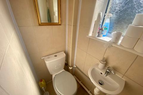 3 bedroom house to rent, Conifer Crescent, Nottingham, NG11