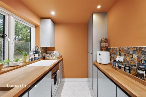 2 bedroom ground floor flat for sale, Court Farm Gardens, Epsom
