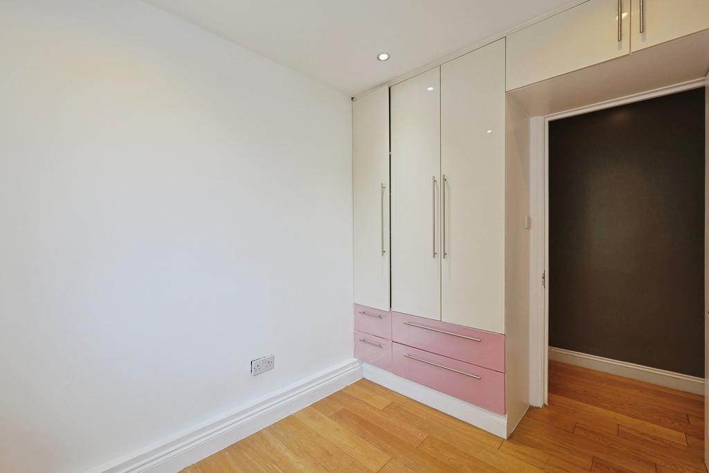 Walk-in wardrobe
