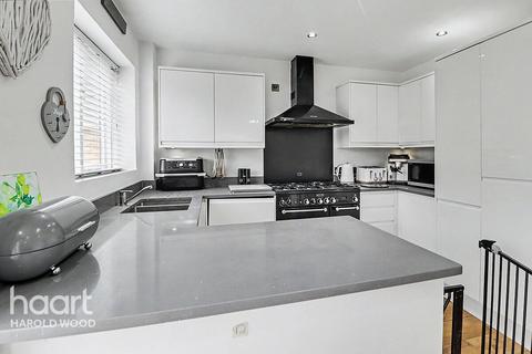4 bedroom end of terrace house for sale, Blakeborough Drive, Harold Wood