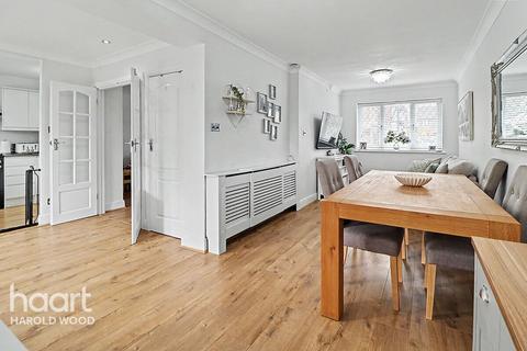 4 bedroom end of terrace house for sale, Blakeborough Drive, Harold Wood