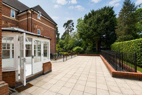 2 bedroom apartment for sale, Queens Road, Weybridge, KT13