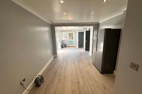 7 bedroom end of terrace house to rent, Rushdene Close, Northolt, Greater London, UB5