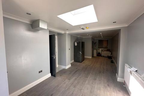 7 bedroom end of terrace house to rent, Rushdene Close, Northolt, Greater London, UB5