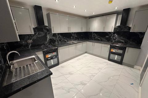 7 bedroom end of terrace house to rent, Rushdene Close, Northolt, Greater London, UB5