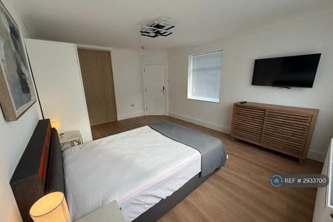 4 bedroom bungalow to rent, Abbs Cross Lane, Hornchurch, RM12