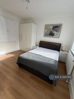 4 bedroom bungalow to rent, Abbs Cross Lane, Hornchurch, RM12