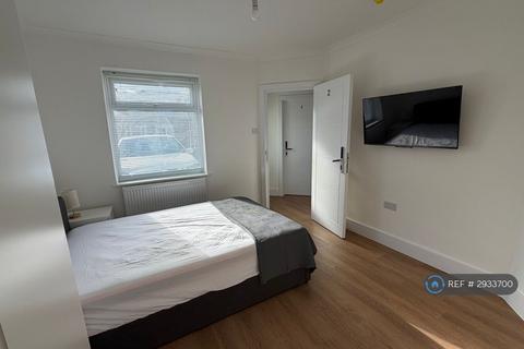 4 bedroom bungalow to rent, Abbs Cross Lane, Hornchurch, RM12