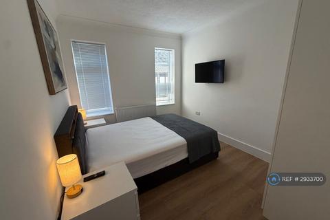 4 bedroom bungalow to rent, Abbs Cross Lane, Hornchurch, RM12