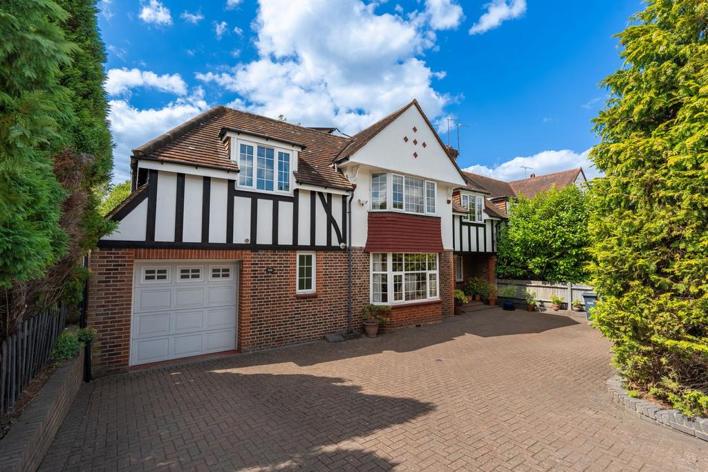 Detached house exterior, driveway, garage