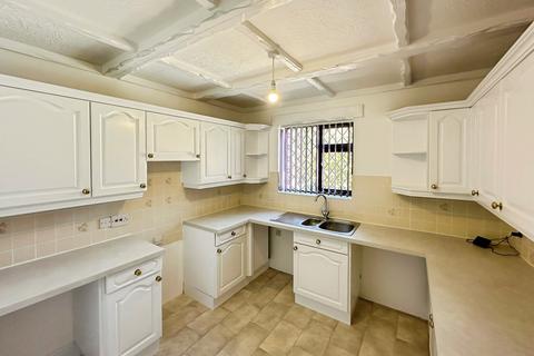 2 bedroom flat to rent, Stockingstone Road, Round Green, Luton, LU2