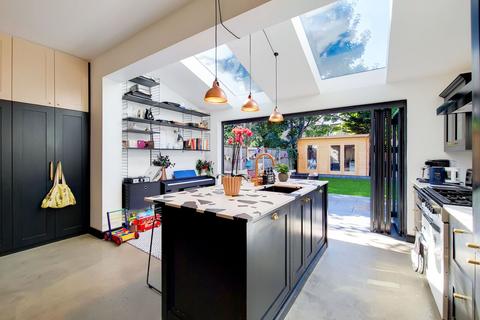 4 bedroom end of terrace house to rent, Carlton Road, Manor Park, London, E12