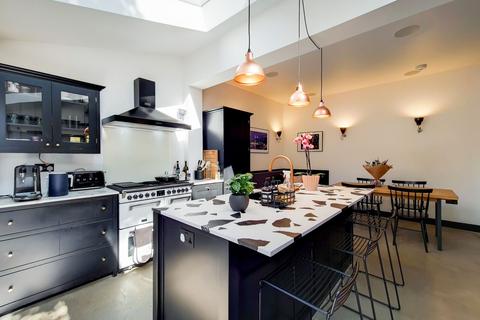 4 bedroom end of terrace house to rent, Carlton Road, Manor Park, London, E12