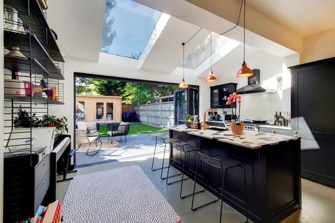 4 bedroom end of terrace house to rent, Carlton Road, Manor Park, London, E12