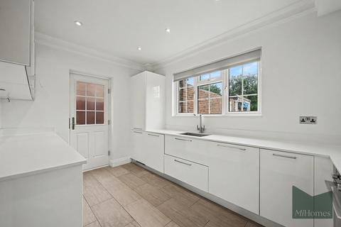 4 bedroom detached house to rent, Pine Grove, Brookmans Park