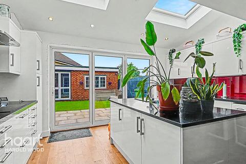 North Hill Drive, Harold Hill