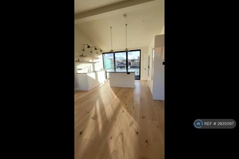 3 bedroom flat to rent, Clapham, London, SW11