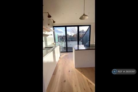 3 bedroom flat to rent, Clapham, London, SW11