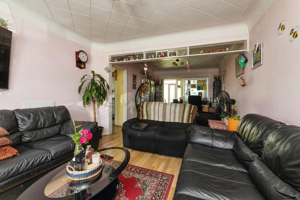 Clinton Crescent, ILFORD, Essex, IG6 – pohled 5
