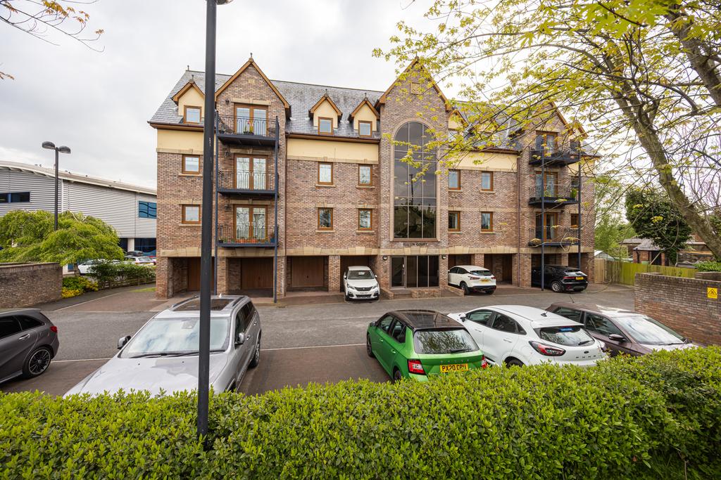 2 bedroom flat for sale