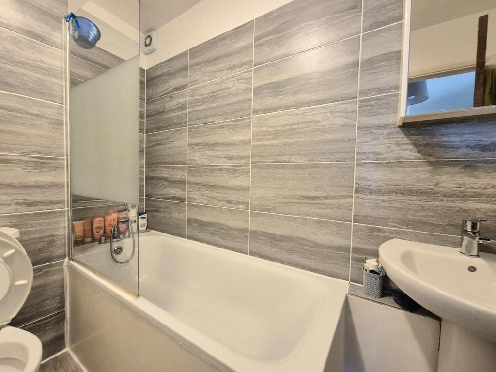 Apartment in Southall - View 3