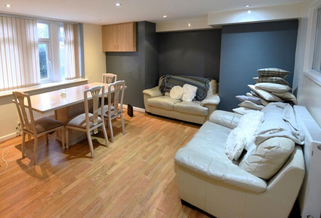 Apartment in Leeds, Headingley Hill, Headingley - View 2