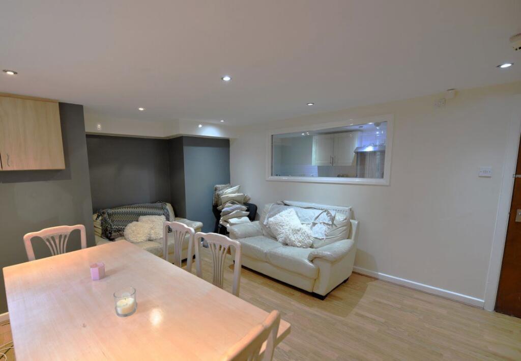 Apartment in Leeds, Headingley Hill, Headingley - View 3
