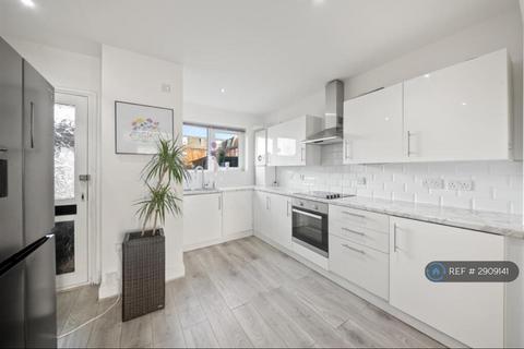 2 bedroom terraced house to rent, Gothic Court, Hayes, UB3