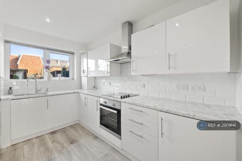 2 bedroom terraced house to rent, Gothic Court, Hayes, UB3