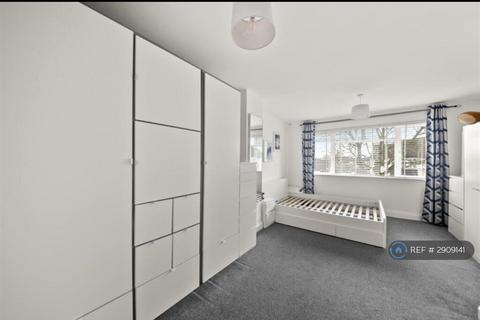 2 bedroom terraced house to rent, Gothic Court, Hayes, UB3