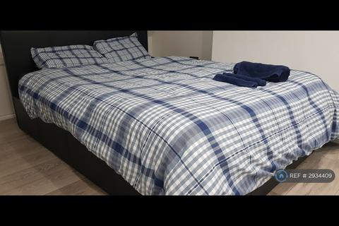 1 bedroom in a house share to rent, Worton Road, Isleworth, TW7