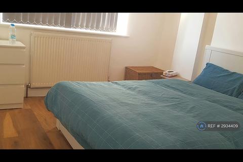 1 bedroom in a house share to rent, Worton Road, Isleworth, TW7
