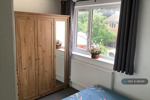 2 bedroom flat to rent, Abbey Road, Ilford, IG2